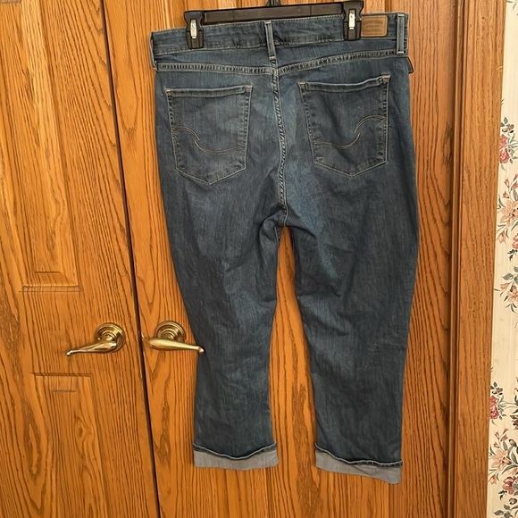 Levi mid rise capris - Picture 2 of 2
